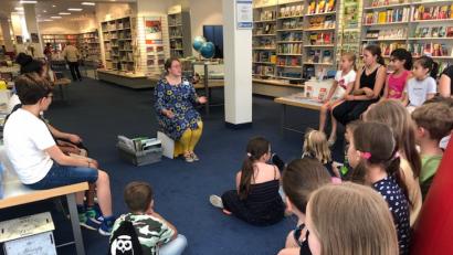 Bild: hfz
Gebannt lauschen die Viertklässler der Buchhändlerin.