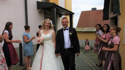 Bild: flt
Eine Abordnung der ehemaligen Festdamen des Schützenvereins Liebenstein und eine große Gästeschar erwarteten das frisch vermählte Paar vor der Kirche St. Laurentius in Stein.