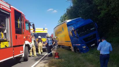 Bild: rw
Geraume Zeit nahm am Montagnachmittag die Bergung des Lasters bei Burggrub in Anspruch. Die Absicherung der Unfallstelle und die Reinigung der Fahrbahn übernahmen die örtlichen Rettungskräfte, die auch dem Abschleppunternehmer hilfreich unter die Arme griffen. 	Bild: rw