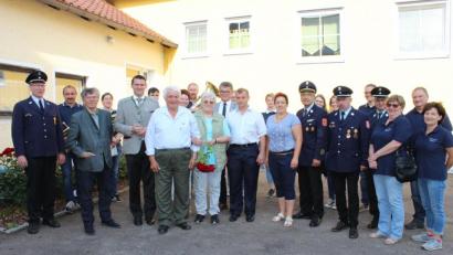 Bild: pko
Otto Mehltretter (Siebter von links) mit Ehefrau Christa im Kreis der großen Gratulantenschar zu seinem 80. Geburtstag. Unter anderem wünschten Landrat Thomas Ebeling und die Bürgermeister Martin Birner und Margit Reichl alles Gute.
