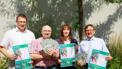Bild: njn
Das Programm "Bio erleben" der Öko-Modellregion Steinwald für dieses Jahr steht. Am 1. Juli beginnen die Veranstaltungen. Auf dem Bild (von links) der Geschäftsführer der Steinwald-Allianz, Martin Schmid, die beiden Projektmanager Günther Erhard und Elisabeth Waldeck sowie der Vorsitzende der Steinwald-Allianz, Bürgermeister Hans Donko.