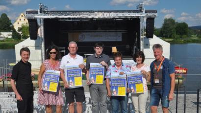 Bild: ws
Kaplan Paul Gebendorfer und Mitglieder des Pfarrgemeinderates werben für das große Pfarrfest am Sonntag, 30. Juni. Auftakt des Festes wird um 10 Uhr ein Gottesdienst auf der Seebühne sein.