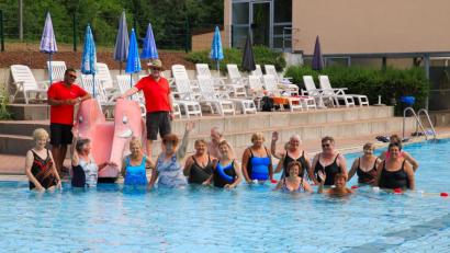 Bild: njn
Gut besucht war die erste Aqua-Jogging-Stunde des Generationen-Netzwerks. Mit auf dem Bild (hinterer Reihe stehend von links) Bademeister Mohammed Naim und Projektleiter Roland Lochner.