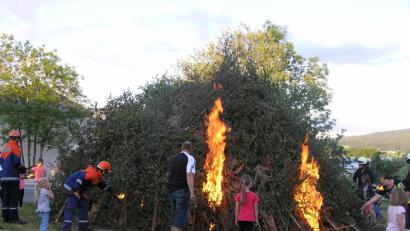 Bild: öt
Kinder mit brennenden Fackeln durften gemeinsam mit Feuerwehrmitgliedern das Feuer entzünden.