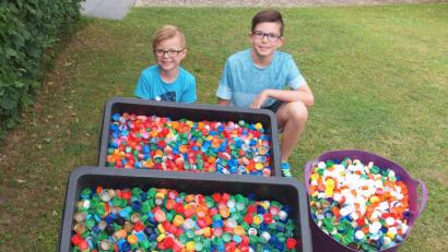 Bild: sön
Felix (links) und Fabian Schwendtner mit den von ihnen gesammelten rund 5000 Deckeln von Kunststoffflaschen.