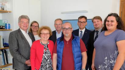 Bild: Gisela Kind/exb
Efstathios Panagiotou (Mitte) ist der erste Bewerber aus einer Partnerstadt, der in Amberg als Fachkraft arbeitet. Mit ihm freuen sich (von links) Franz Mertel (ehemaliger Europa-Referent), Gaby Scharf-Ehbauer von der Stadt, Bürgermeisterin Brigitte Netta, Manfred Tröppl (Arbeitsagentur), Mertels Nachfolger Jens Wein, Christoph Fuchs (Gewerbebau) und Sibylle Sandner.