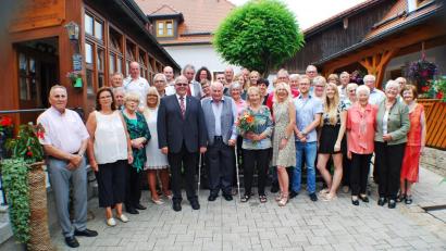 Bild: enz
Zum 80. Geburtstag von Christof Schöner (vorne, Bildmitte) gratulierten Ehefrau Agnes (mit Blumenstrauß), Bürgermeister Klaus Meyer (links daneben), die Töchter Christine und Gudrun (rechts neben dem Jubilar und seiner Ehefrau) sowie Verwandte und Vertreter der Vereine.