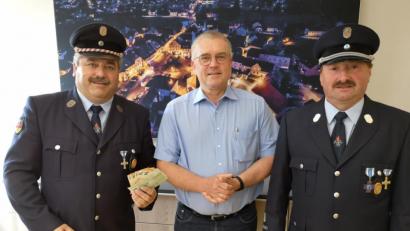 Bild: hir
Aus den Erlösen des 125-jährigen Jubiläumsfestes der Freiwilligen Feuerwehr Pamsendorf übergaben Vorstand Hans Zeitler (links) und Kommandant Erhard Setzer (rechts) 500 Euro an den Schirmherrn Bürgermeister Richard Tischler (Mitte) für die Typisierungsaktion der DKMS.