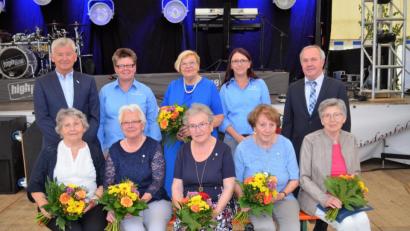 Bild: fz
Auf die fünf Gründungsmitglieder (sitzend) und die Gründungsvorsitzende Hildegard Sichert (stehend, Mitte) sind die beiden derzeitigen Vorsitzenden Birgit Krug (Zweite von links) und Dagmar Gebhardt (Zweite von rechts) stolz.