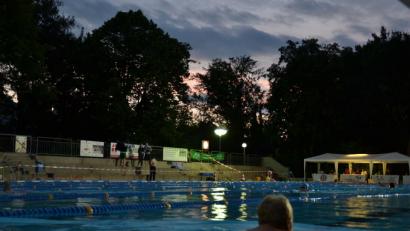 Bild: tk
Frühmorgens um 5 Uhr dem Sonnenaufgang entgegen. Vor zwei Jahren verzeichnete das 24-Stunden-Schwimmen 2440 Teilnehmer, die insgesamt 3092 Kilometer im Becken des Hockermühlbads zurücklegten.