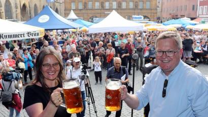 Bild: Wolfgang Steinbacher
Maria Frank vom Amberger Congressmarketing (links) bei der offiziellen Altstadtfest-Eröffnung am Marktplatz in Amberg.