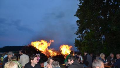 Bild: gi
Der Schützenverein Heumaden entzündete heuer das Johannisfeuer auf der „Hohen Trift“ einer Anhöhe über Heumaden. Zahlreich waren die Besucher, ja ganze Familien zur „Kannesfeier“ gekommen.