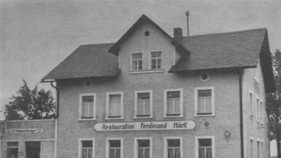 Repro: wro
Nach dem Zweiten Weltkrieg beherbergte die „Restauration Ferdinand Härtl“ auch ein Ladengeschäft, das unter dem Namen Schaumberger bekannt wurde. Nach alten Erzählungen sollen dort (links im Anbau) auch Hüte verkauft worden sein.
