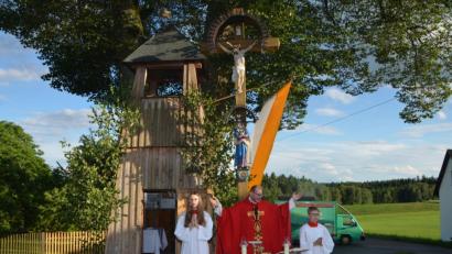 Bild: dob
Einen prächtigen Gottesdienst feierten die Gläubigen mit Kaplan Ulrich Eigendorf auf dem Dorfplatz in Obernankau zu Ehren des Kreuzes.