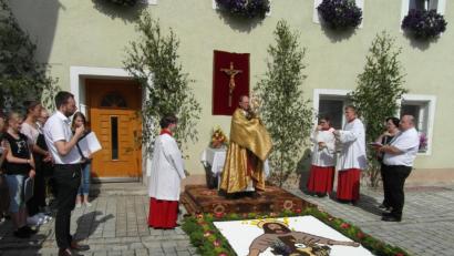 Bild: hl
Am ersten Altar bei der Familie Hofmann spendet Pfarrer Heribert Stretz (Mitte) mit der Monstranz den Segen.