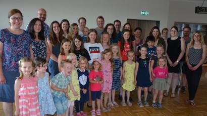 Bild: jr
Sie freuen sich auf das erste gemeinsame Konzert am Sonntag, 30. Juni, um 14 Uhr im Pfarr- und Jugendheim: Der Chor „Grazie a Dio“ und der Leonberger Kirchenchor singen zugunsten der Kinderkrebshilfe Oberpfalz Nord. Mit im Bild Chorleiterin Michaela Burger (links) und Kinderchorleiterin Michaela Teubner (rechts).