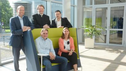 Bild: Gabi Schönberger
Die Innovationskraft regionaler Familienunternehmen rückt der Wirtschaftsclub in den Mittelpunkt. Von links, stehend: Thomas Maul (Oberpfalz-Medien), Wirtschaftsclub-Präsident Anton Braun und 2. Vizepräsident Christian Fröhlich. Sitzend von links: Gerhard Bergler (Bergler GmbH) und Viola Vogelsang-Reichl (Oberpfalz-Medien).