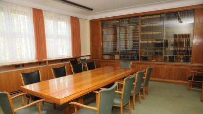 Bild: ge
Die ehemalige Bibliothek der Maxhütte ist noch im Original erhalten und den Mietern zugänglich: Jeder kann hier seine Besprechungen abhalten, wenn er sich in den Terminplan einträgt.