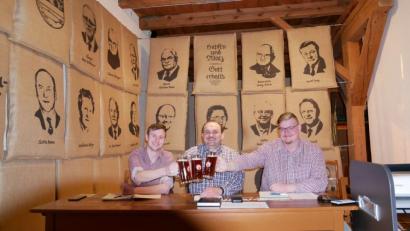 Bild: gz
Bestens gelaunt stoßen die Festleiter Daniel Biermeier, zweiter Bürgermeister Georg Zierer und Fabian Wild (von rechts) auf das Heimatfest 2020 an. Ein Dank geht vor allem an die im Hintergrund abgebildeten Ehrenbürger.