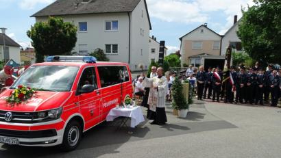 Bild: Dobmeier
Ein Feiertag im Stadtteil Rothenstadt: Der neue Mannschaftstransportwagen erhält die Fahrzeugweihe von Pfarrer Heribert Englhard und Pfarrer Hans-Peter Pauckstadt-Künkler (links daneben) im Beisein vieler Gäste.