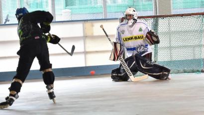Bild: A. Schwarzmeier
Dominik Schopper schießt auf das Attinger Tor: Die Pleystein Piranhas fuhren im Heimspiel einen 5:2-Sieg ein und verteidigten damit die Tabellenführung in der Inlinehockey-Landesliga Nord.