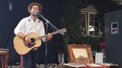 Bild: Kunz
Tobias "Trailhead" Panwitz singt über seine Erlebnisse am Rand des Jakobswegs.