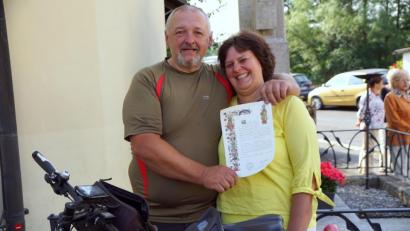 Bild: bkr
Günther Kuhbandner nahm Heike am Sonntag wieder in seine Arme. Als dauernde Erinnerung brachte er die Pilgerurkunde und Jakobsmuscheln mit, die einen großen Teil seines Weges markierten.