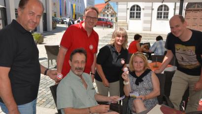 Bild: jr
Kondrauer-Betriebsratsmitglieder suchten am Montag das Gespräch mit den Bürgern (sitzend). Sie verteilten Flyer und Buttons und stellten ihr Alternativ-Konzept vor. Unser Bild zeigt (stehend, von links) die Betriebsräte Hans Schrems, Wolfgang Schnurrer, Betriebsratsvorsitzende Margit Rahm und Gewerkschaftssekretär Tim Lösch.