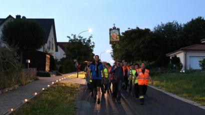 Bild: rpp
Entlang des Weges haben die Bürger zum Abschied von der Pilgergruppe Lichtergläser aufgestellt.