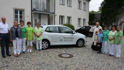 Bild: jr
Stadtpfarrer Anton Witt (Fünfter von rechts) segnete das neue Fahrzeug der Ambulanten Krankenpflegestation der Katholischen Kirchenstiftung. Darüber freuten sich Kirchenpfleger Wolfgang Hecht (links) sowie Pflegedienstleiterin Carmen Zottmeier (Fünfte von links) und ihr Team.