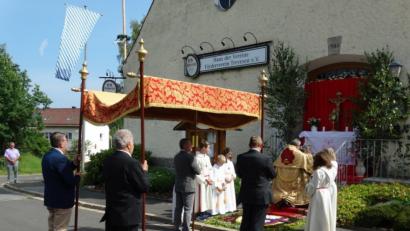 Bild: twg
Der erste Altar am Haus der Vereine in Trevesen