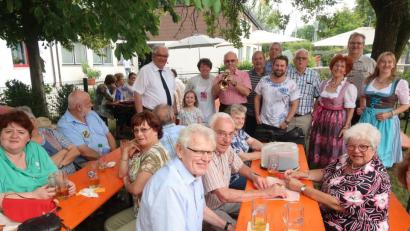 Bild: Kunz
Glückwunsch! Die Pfarrgemeinde St. Johannes gratuliert am Sonntag Stadtpfarrer Gerhard Pausch zum 40-jährigen Priesterjubiläum.