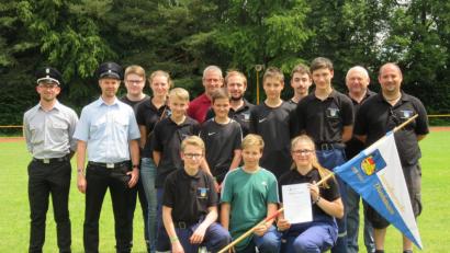 Bild: rdh
Die junge Feuerwehrtruppe aus Thanhausen kann auf ihren 8. Platz beim Landesentscheid sehr stolz sein. Im Bild die jungen Leute mit den Vertretern der Feuerwehr (hinten von links): Stellvertretender Jugendwart Philipp Sertl, Jugendwart Florian Sölch, Thomas Sladky, Jasmin Jung, Fabian Schuller, Kreisbrandmeister Helmut Czepa, Raphael Franz, Tobias Schwamberger, Tim Sladky, Tim Mielke, Florian Haas, Werner Zeitler und Florian Schwamberger sowie (vorne von links) Lucas Franz, Tobias Helm und Jana Schöner.

Vorne knieend v. l.:
Franz Lucas, Helm Tobias, Schöner Jana