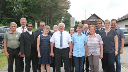 Bild: pi
An der Hand der Enkel Sara und Lukas genießt Wilhelm Gicklhorn die Feier zum 70. Geburtstag.