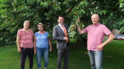 Bild: Hirsch
Helga (Zweite von links) und Albert Deml (rechts) öffnen am 30. Juni ihren Garten in Klardorf und ließen Fachberaterin Petra Schmid (links) und Landrat Thomas Ebeling (Mitte) im Vorfeld schon mal von den saftigen Herzkirschen probieren.