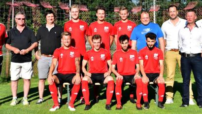 Bild: A. Schwarzmeier
Der SC Luhe-Wildenau präsentierte zum Trainingsauftakt seine Neuzugänge (in roten Trikots, stehend von links): Johannes Regler, Tobias Grünwald, Marvin Melchner; (sitzend von links) Tobias Rudlof, Daniel Füssl, Murad Almurad und Barji Hussam. Es fehlt Florian Stadler. Trainer Thomas Rittner, die Sponsoren Hans-Günther und Christoph Höhbauer (von links) sowie Alexander Greitzke (Betreuer Kreisklasse), Teammanager Stefan Grünwald, Abteilungsleiter Thomas Diertl und SG-Trainer Dieter Fischer (von rechts) begrüßten die Neuen.