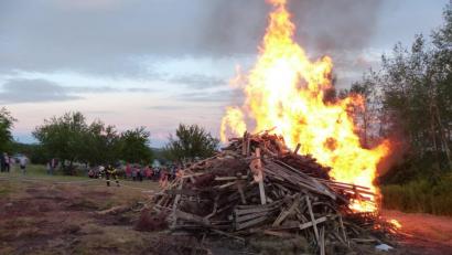 Bild: hme
Das Feuer brennt sich durch den Holzstapel