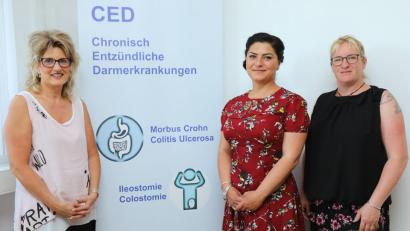 Bild: Wolfgang Steinbacher
2017 hat Helvi Lorenz die Selbsthilfegruppe "Leben mit CED" gründet. Unterstützt wird sie von Ramona Kriegler und Nicole Zeitler (von links) von der Selbsthilfe-Kontaktstelle der Diakonie.