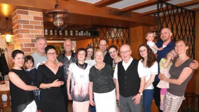 Bild: fvo
Lydia Maier (vorne Mitte) feiert mit ihrer Familie im Gasthof Bergler ihren 80. Geburtstag