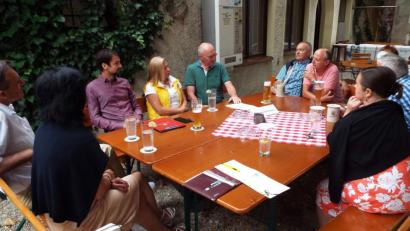 Bild: e
Der Kreis war überschaubar, aber die Themen hatten es in sich. Die Freien Wähler bieten den abtrünnigen SPD-Stadträten eine neue politische Heimat an.