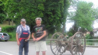 Bild: tu
Die Ehrenmitglieder der Feuerwehr Erich Neuber (links) und Hans Walbrunn (rechts) beim Transport des über 100 Jahre alten Schlauchwagens in das Feuerwehrgerätehaus.