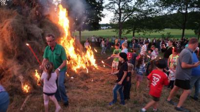 Bild: Kunz
Die KAB Weiden-Ost feiert am traditionellen Johannisfeuer am Zollhaus.