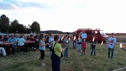 Bild: ksi
Mit Fackeln entzünden die Kinder den aufgeschichteten Holzhaufen.