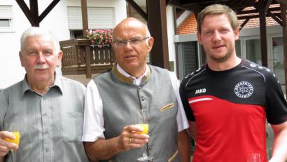 Bild: Houschka
Glückwünsche für einen, den in der Gemeinde Fensterbach jeder kennt: Xaver Kemptner (Mitte) wird 70 Jahre alt. Zu den vielen Gratulanten zählen der DJK-Fördervereinsvorsitzende Josef Baumann (links) und der stellvertretende DJK-Vorsitzende Daniel Straller (rechts).