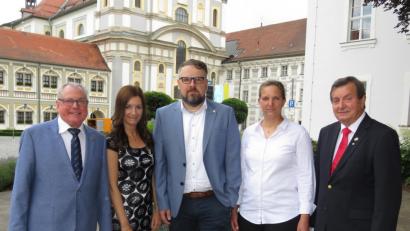 Bild: ubb
Elke Bauer (Zweite von links) und Heike Kunte sind die Pionierinnen im Lions-Club Tirschenreuth. Darüber freuen sich der neue Präsident Albert Saller, das neue Mitglied Volker Höcht und der Past-Präsident Franz Göhl (von links).