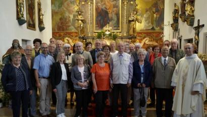 Bild: arw
Seit 25, 30,40, 50 und 60 Jahre sind die Ehejubilare verheiratet. Sie feiern mit Kaplan Rafau in St. Salvator einen Dankgottesdienst.