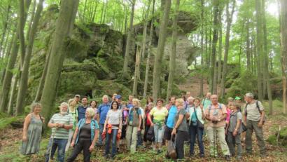 Bild: ui
Bei der vierten NT/AZ-Leserwanderung mit OWV-Hauptwanderführerin Meta Betke (links) bestaunten die rund 50 Teilnehmer eindrucksvolle Felsformationen bei Königstein.