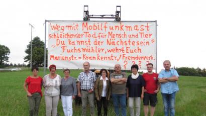 Bild: ubb
Fuchsmühler Bürger protestieren gegen einen Mobilfunkmast, der mit neuen Antennen versehen werden soll und deshalb ihrer Meinung nach für die Gesundheit dann noch schädlicher sei als bisher schon.