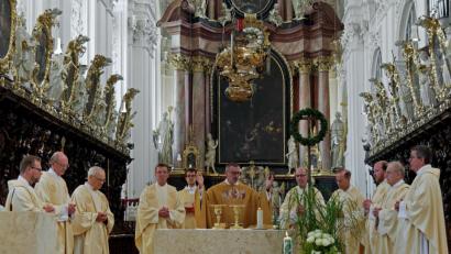 Bild: tr
Pfarrer Thomas Vogl (Mitte) war der Hauptzelebrant beim Festgottesdienst anlässlich Silbernen Priesterjubiläums. Als Konzelebranten waren zahlreiche Weggefährten des Geistlichen angereist.