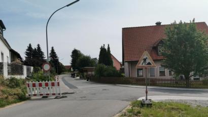 Bild: gz
Die Straßen mit den höher liegenden Kanaldeckeln im Ortsteil Schellenbach sind nur für den Anliegerverkehr freigegeben.